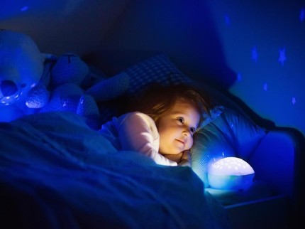 4 Cara Menarik untuk Mengajari Si Kecil Berani Tidur Sendiri
