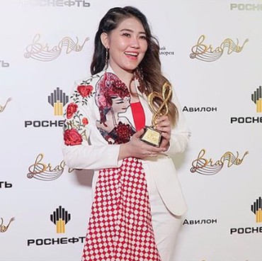 Gaya Santai Via Vallen Nonton Bola di Bangku Suporter Tuai Pujian