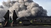 FOTO: Kesibukan di Tengah Aktivitas Vulkanis Bromo Di tengah-tengah aktivitas vulkanis Gunung Bromo yang terjadi sepekan terakhir, warga sekitar termasuk industri pariwisata tetap beraktivitas seperti biasa.