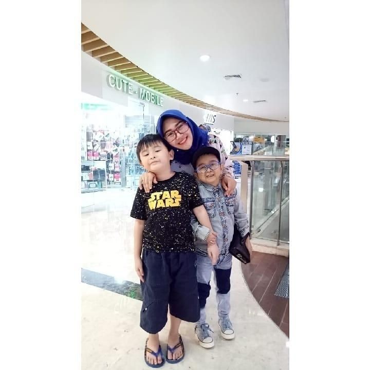 <p>Tapi kok, mereka bertiga tampak mirip ya, Bun? (Foto: Instagram @shelvievie91)</p>