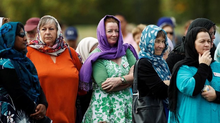 Para wanita yang juga seorang bunda, istri, pelajar kompak berkerudung. Terharu deh lihat aksi solidaritas mereka, Bun.