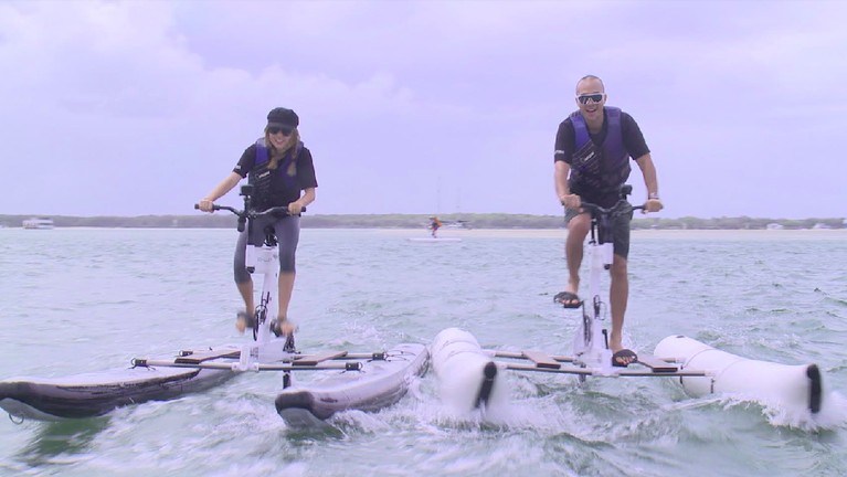 Bima Aryo & Inka Fitria akan beradu kemampuan main Seaway Water Bike. Jika biasanya di darat, kini dua host MTMA ini akan ditantang mengayuh sepeda di atas air.