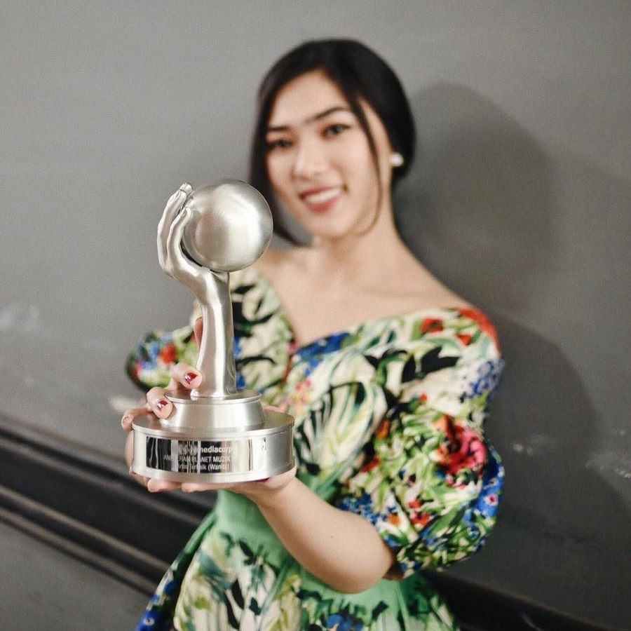 Isyana Sarasvati 5 Penyanyi Muda Bikin Bangga Indonesia di Kancah Dunia. Siapa saja ya?.