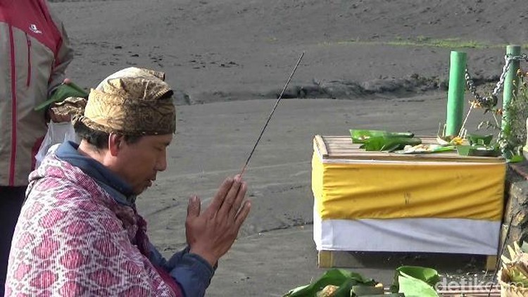 Warga Suku Tengger tetap sembahyang dan melempar sesajen ke kawah Bromo meski gunung tersebut tengah erupsi. Warga merasa telah menyatu dengan Bromo.