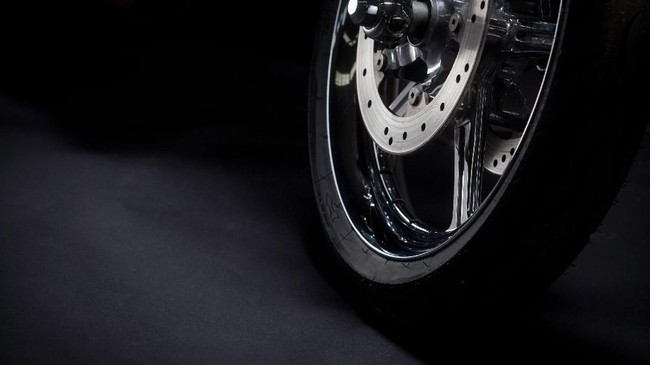 Salah pilih ban motor bisa bikin berkendara jadi tidak nyaman. Lantas, bagaimana cara memilih ban motor yang baik?