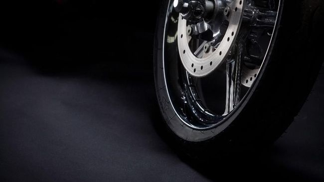 Kenali Gejala Ban Motor Botak Saat Berkendara Selain dinilai dari bentuk fisik, ban botak atau aus juga bisa dikenali dari perubahan rasa berkendara.