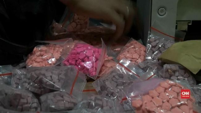 Gerebek Kampung Setu, Polisi Sita 1.000 Butir Ekstasi Ditresnarkoba Polda Metro Jaya menangkap satu tersangka pemilik 1.000 butir pil ekstasi di Kampung Kebon Sayur, Jakbar, Minggu (16/6).
