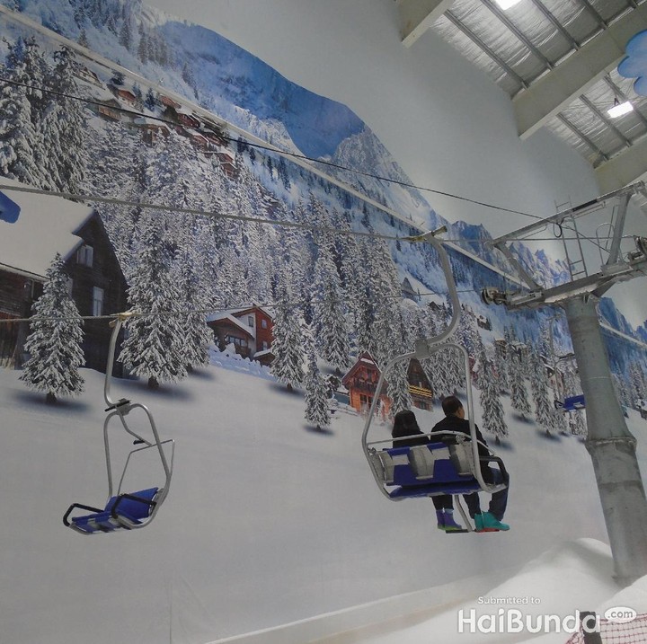 <p>Ada ski cable yang bentuknya menyerupai ski lift juga lho. Serunya, saat main ini kita sekeluarga bisa lihat pemandangan bersalju. Seru!  </p>