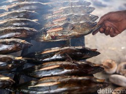 Nggak Ada Tanggal Merah di Pengasapan Ikan di Jepara