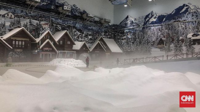 Wisata salju terbesar di ASEAN ada di Trans Snow World, TransPark Mall Juanda, Bekasi. Wahana pertama di Indonesia itu dibuka untuk umum, Senin (25/3).