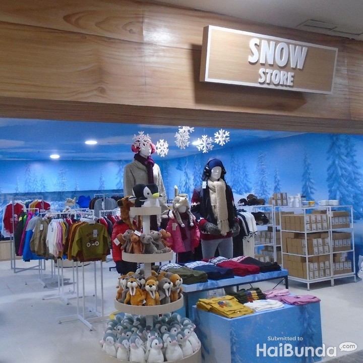 <p>Di area Snow World, banyak aksesoris wajib untuk bermain salju dijual. Kalau lupa membawanya, bisa dibeli di sini ya.</p>