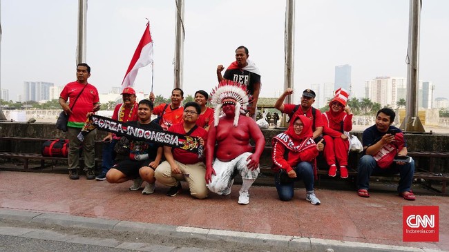 Sejumlah suporter Indonesia tampak mendukung perjuangan Timnas Indonesia U-23 dalam laga pertama Grup K Kualifikasi Piala Asia U-23 2020 di Stadion My Dinh.