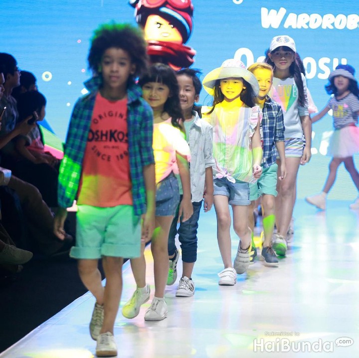 <p>Bak model profesional, anak-anak ini sudah lihai sekali berjalan berurutan di catwalk. </p>