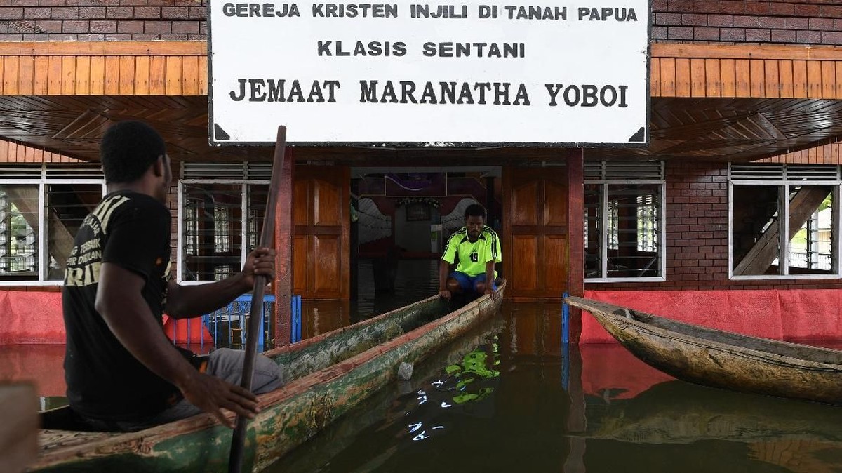 FOTO: Saat Banjir Sentani Terjang Gereja