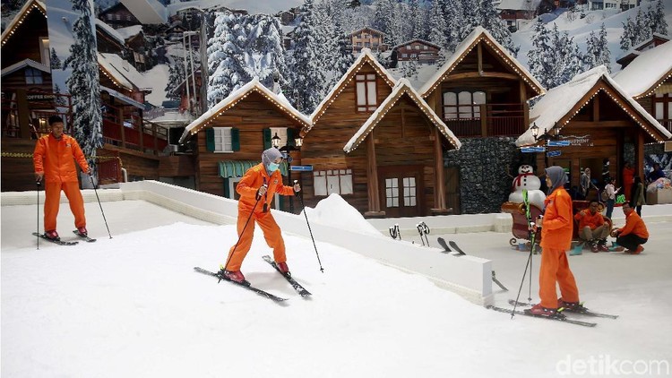 Belum pernah bermain ski? Tak usah khawatir karena ada pelatih profesional yang siap membantu Bunda dan keluarga.
