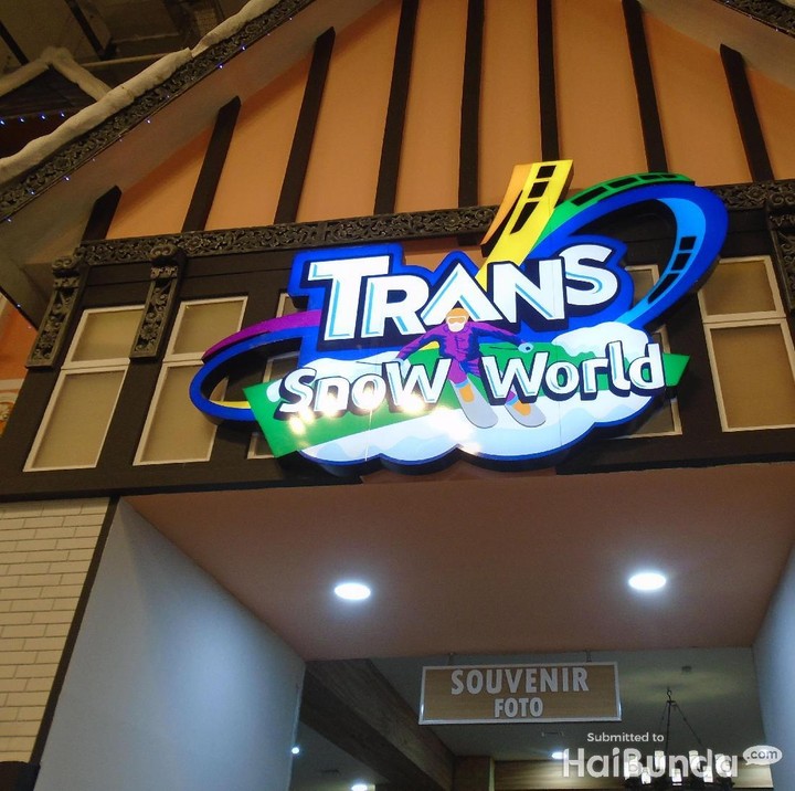 <p>Selamat datang di Trans Snow World Bekasi. Bunda bisa mengajak si kecil berwisata salju sambil bermain di berbagai wahana manarik di sana.</p>
