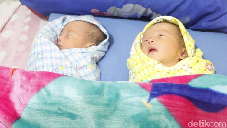 Unik deh, Bun. Bayi kembar identik di Bandung ini diberi nama Muhammad Prabowo dan Muhammad Sandiaga.