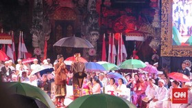 Saat Jokowi Payungi Bendesa Adat Bali di Tengah Guyuran Hujan
