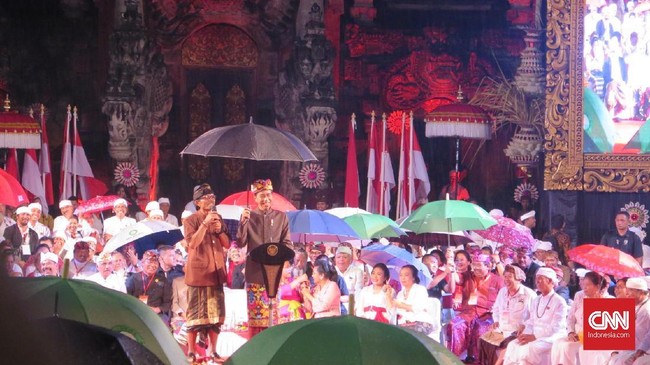 Dalam kunjungannya ke Bali pada Jumat (22/3), Presiden Jokowi menyatakan setuju untuk diadakan kucuran dana dari APBN untuk desa-desa adat setempat.