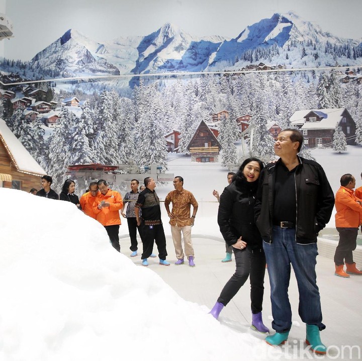<p>Perlu Bunda ketahui, selain wahana chairlift, ada wahana lain yang bisa Bunda dan keluarga nikmati. Yakni, snow boarding, main ski, dan bermain bola besar bernama zord ball. Foto: (Rachman Haryanto/detikcom)</p>