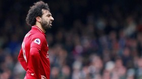 Viral, Mohamed Salah Ukir Slogan 'YNWA' Liverpool di Pantai