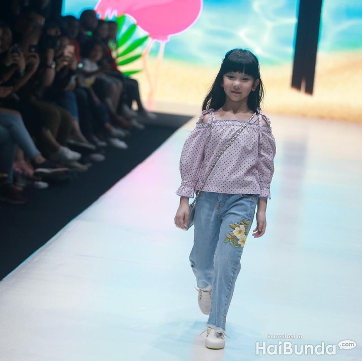 <p>Busananya memang <em>casual</em>, tapi pesona bocah yang satu ini mampu bikin pengunjung terpana. He-he-he. </p>