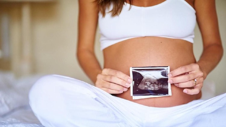 Simak yuk, 9 ciri hamil anak kembar yang bisa Bunda kenali dengan mudah. Salah satunya ukuran rahim terlihat lebih besar nih, Bunda. Simak lagi ciri lainnya.