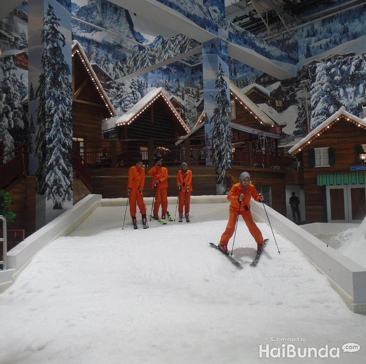 <p>Ayah dan Bunda tidak perlu khawatir dengan keselamatan anak ya. Ada Snow Ranger terlatih untuk menjaga keamanan anak saat bermain salju.  </p>