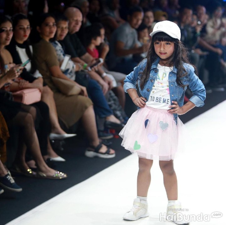 <p>Paduan busana yang dikenakan gadis kecil ini bikin penampilannya makin <em>chic</em>.   </p>
