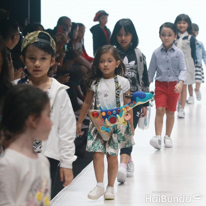<p>Aksesori berupa gitar mainan enggak mengurangi kadar kecenya model cilik yang satu ini. Setuju, Bun? </p>