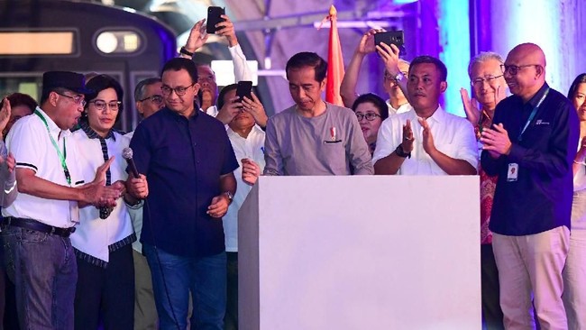 Jokowi meresmikan operasi komersial MRT fase pertama sekaligus meletakkan batu pertama pembangunan MRT fase kedua, Minggu (24/3).