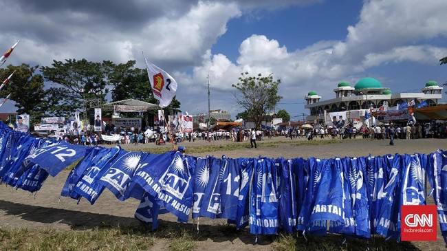 Menunggu kampanye dimulai, pendukung berlatih meneriakkan yel-yel untuk Calon Presiden 02 Prabowo Subianto di Manado, Sulawesi Utara.