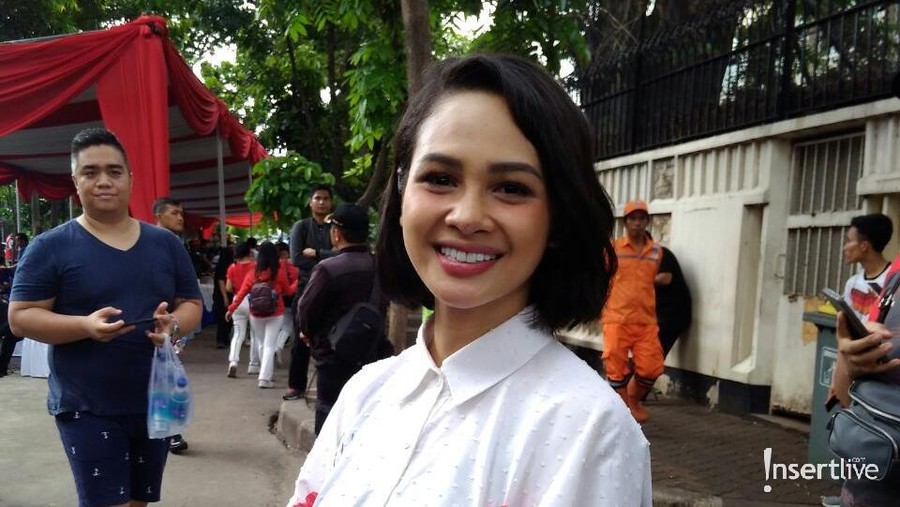 Penyanyi Andien turut memberikan tanggapan tentang viral oknum yang makan di MRT Jakarta.