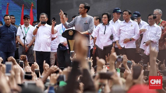 Jokowi meminta masyarakat mengacungkan jari jika setuju dengan ucapannya sesaat sebelum meresmikan MRT di Bundaran HI, Minggu (24/3).