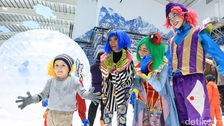 Sekarang, Bunda dan keluarga enggak perlu jauh-jauh ke luar negeri kalau mau melihat salju. Yuk ajak si kecil ke Trans Snow World!