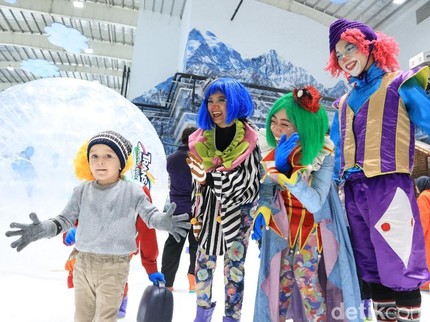 Isi Liburan Sekolah, Ajak Anak Berseluncur di Trans Snow World