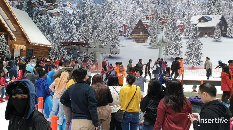 Di Trans Snow World Bekasi, pengunjung dapat bermain salju sepuasnya.