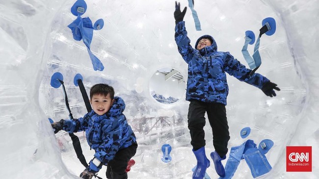 FOTO: Bermain di Hamparan Putih Salju Trans Snow World