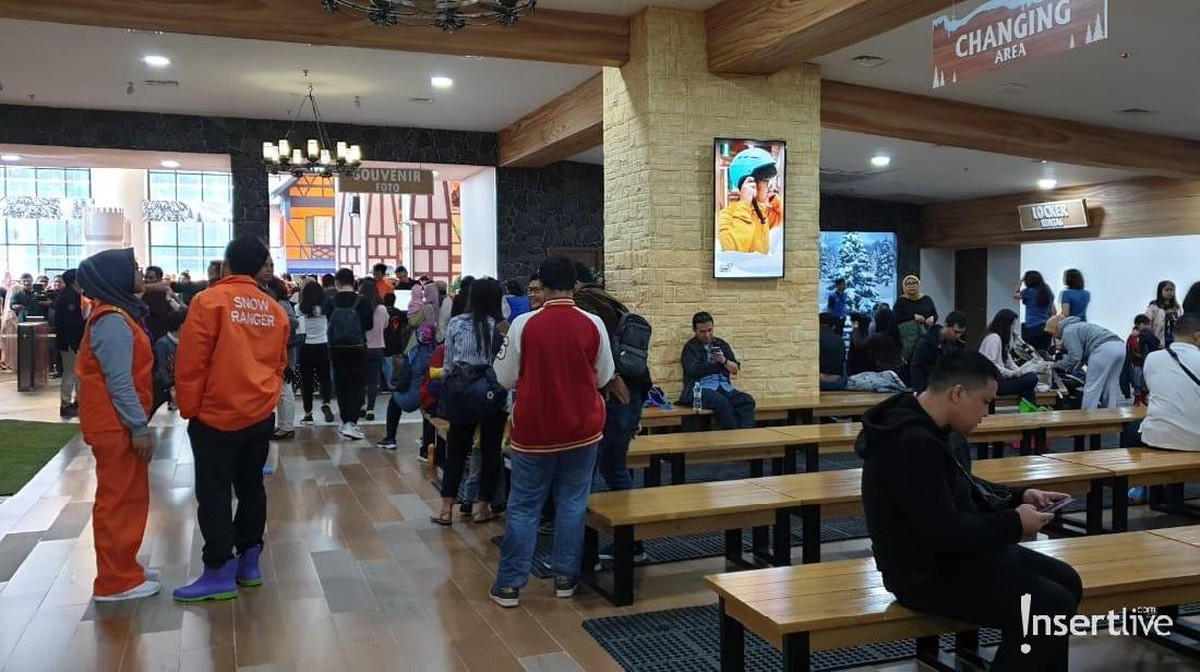 Arena wisata Trans Snow World Juanda yang berlokasi di Margahayu&comma; Bekasi&comma; Jawa Barat resmi dibuka pada Minggu &lpar;24&sol;3&rpar; dan ini lah potret kemeriahan pembukaannya&period;