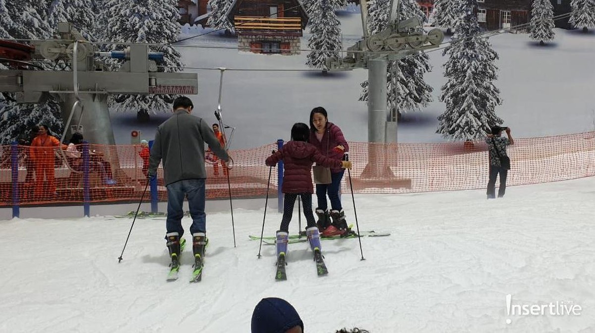 Arena wisata Trans Snow World Juanda yang berlokasi di Margahayu&comma; Bekasi&comma; Jawa Barat resmi dibuka pada Minggu &lpar;24&sol;3&rpar; dan ini lah potret kemeriahan pembukaannya&period;