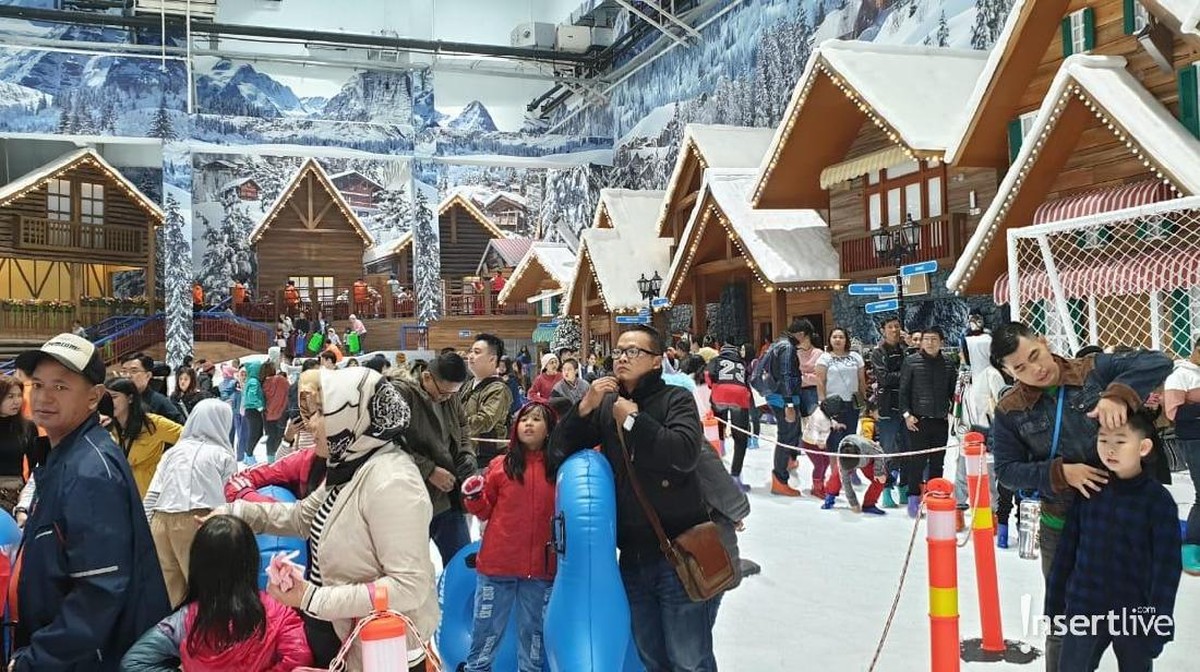 Arena wisata Trans Snow World Juanda yang berlokasi di Margahayu&comma; Bekasi&comma; Jawa Barat resmi dibuka pada Minggu &lpar;24&sol;3&rpar; dan ini lah potret kemeriahan pembukaannya&period;