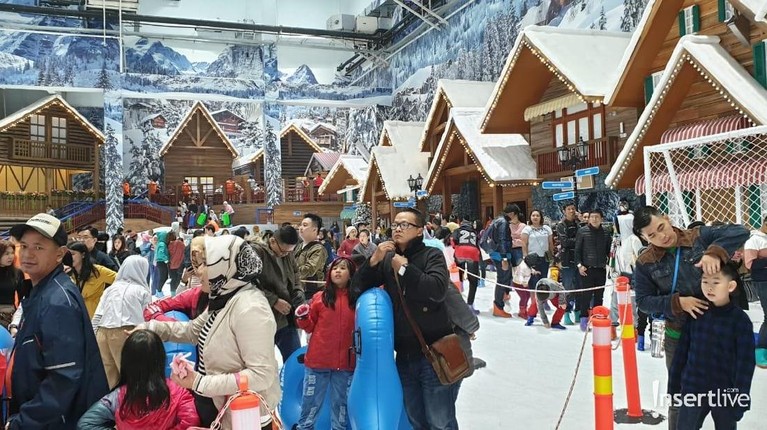 Meriahnya Peresmian Trans Snow World Juanda Arena wisata Trans Snow World Juanda yang berlokasi di Margahayu, Bekasi, Jawa Barat resmi dibuka pada Minggu (24/3) dan ini lah potret kemeriahan pembukaannya.