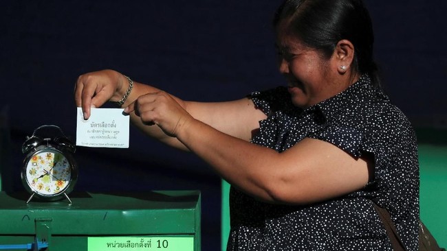 Partai oposisi junta militer Thailand, Pheu Thai, mengklaim unggul perolehan suara pada majelis tinggi dalam pemilihan umum.