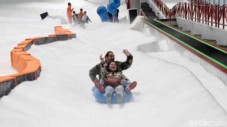 Trans Snow World bisa jadi pilihan Bunda mengisi liburan sekolah bersama anak.