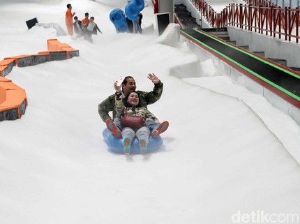 Sensasi Berseluncur dengan Snow Tube di Trans Snow World Bekasi