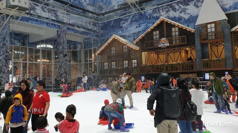 Arena wisata Trans Snow World Juanda yang berlokasi di Margahayu, Bekasi, Jawa Barat resmi dibuka pada Minggu (24/3) dan ini lah potret kemeriahan pembukaannya.
