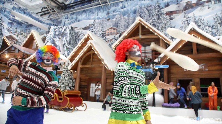 Wahana salju Trans Snow World Juanda di Bekasi telah resmi dibuka. Di tempat tersebut, traveler bisa mengajak keluarga seru-seruan bermain salju.