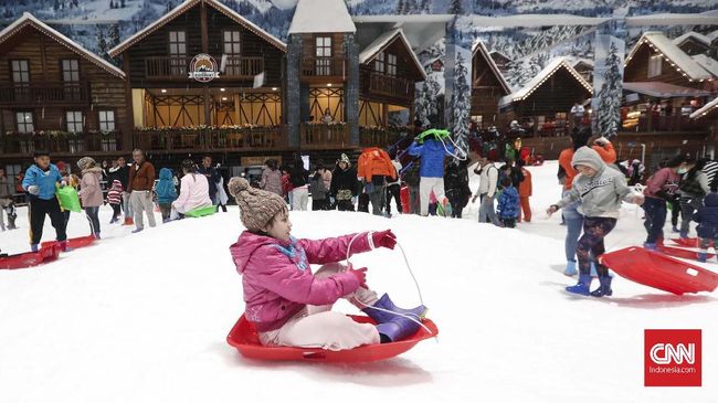 Taman hiburan salju, Trans Snow World Bintaro, telah resmi dibuka pada Sabtu (21/12).