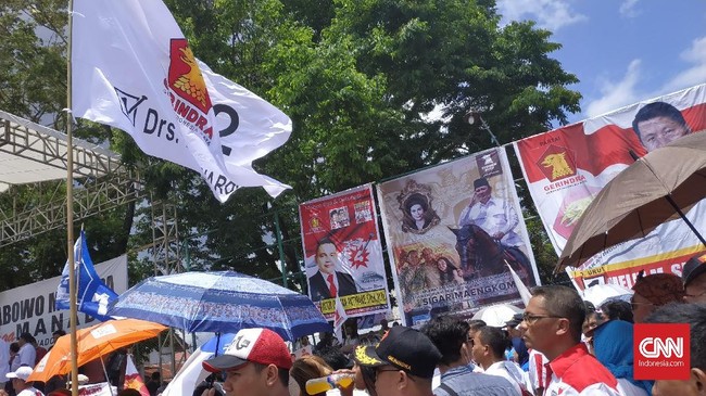Menunggu kedatangan Calon Presiden 02 Prabowo Subianto, massa menggemakan orasi Prabowo pulang kampung.