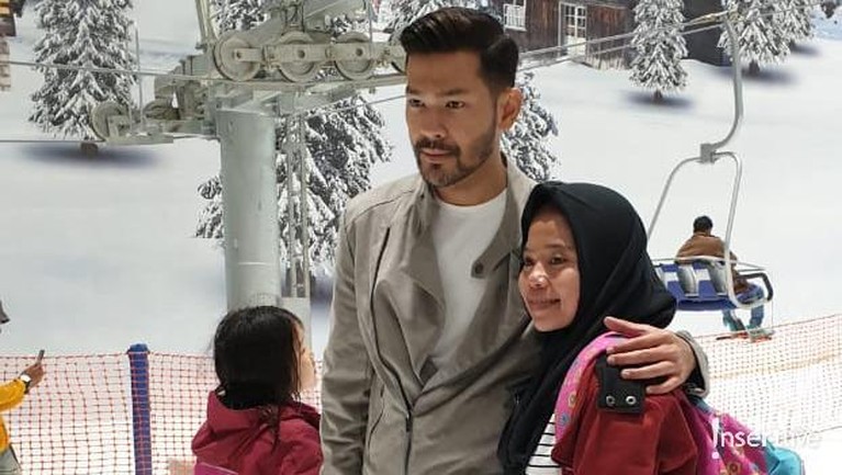 Arena wisata Trans Snow World Juanda yang berlokasi di Margahayu, Bekasi, Jawa Barat resmi dibuka pada Minggu (24/3) dan ini lah potret kemeriahan pembukaannya.